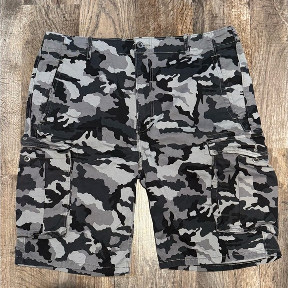 Levi's Other - Levi's Men’s black & gray camouflage cargo shorts size 38